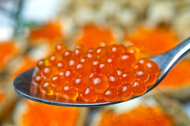 Caviar vermelho. caviar em colher. comida gourmet. aperitivo