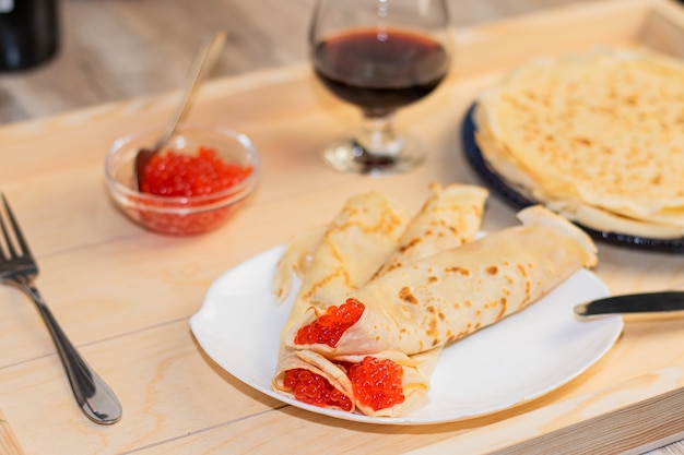 Caviar vermelho com grandes panquecas brancas em um prato branco Dias do entrudo