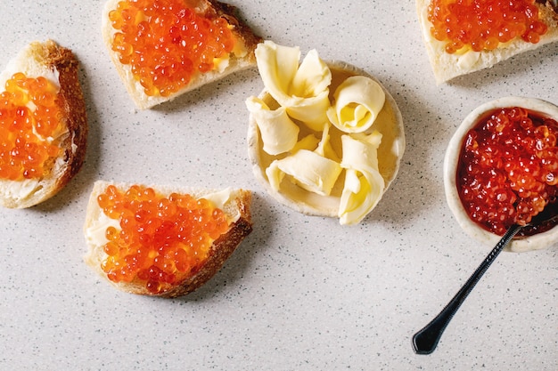 Caviar vermelho com pão e manteiga