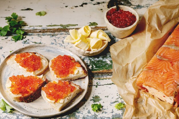 Caviar vermelho com pão e manteiga