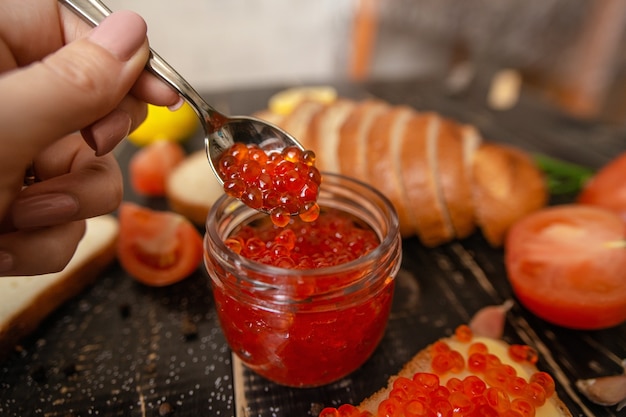 Caviar vermelho em close-up de colher pequena