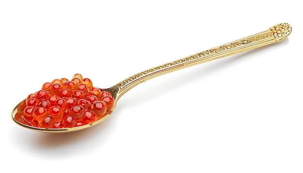 Caviar vermelho em colher de ouro isolado sobre fundo branco