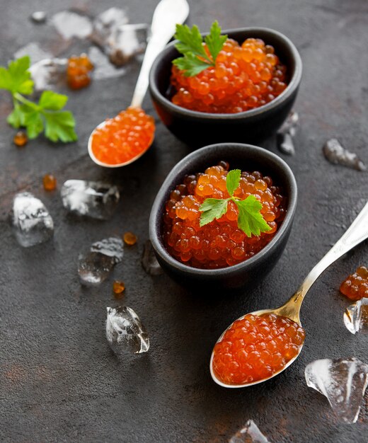 Caviar vermelho em um fundo preto