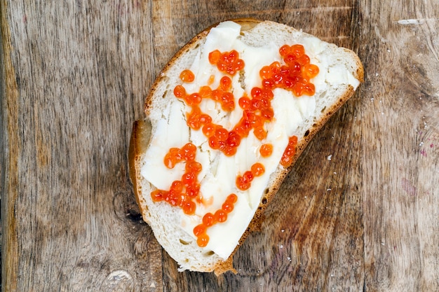 caviar vermelho em um pedaço de pão