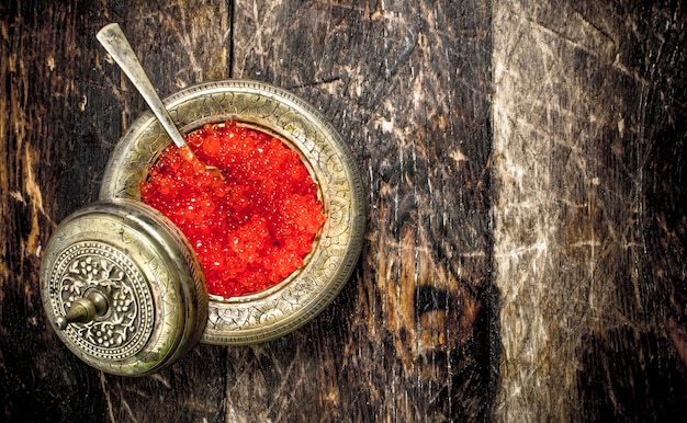 Caviar vermelho em um pires.