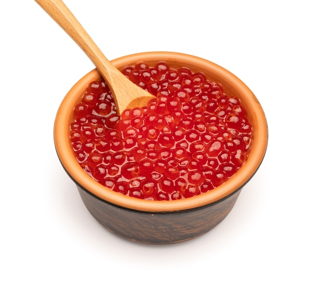 caviar vermelho em uma tigela e uma colher isolado no fundo branco