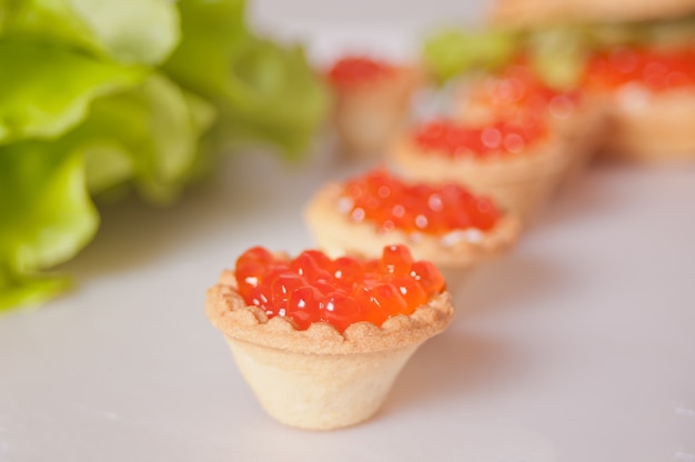 Caviar vermelho fresco em tortinhas. Delicatessen. Comida gourmet