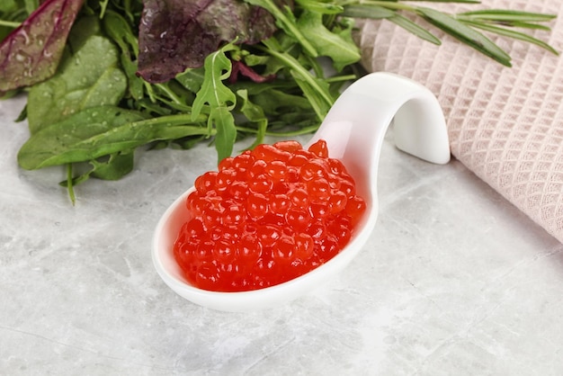 Foto caviar vermelho na tigela.