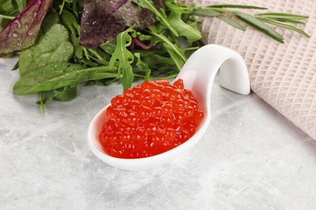 Caviar vermelho na tigela