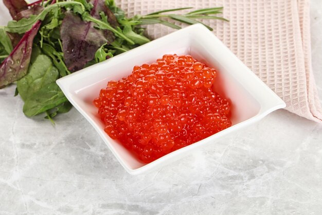 Caviar vermelho na tigela.