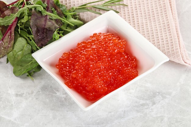 Caviar vermelho na tigela .