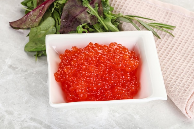 Caviar vermelho na tigela.