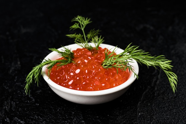 Caviar vermelho na tigela