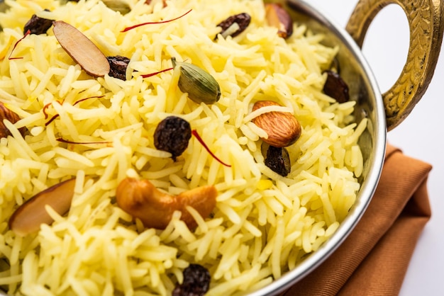 Caxemira modur pulao feito de arroz cozido com água com açúcar aromatizado com açafrão e frutas secas