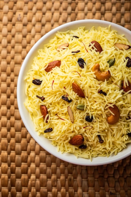 Caxemira modur pulao feito de arroz cozido com água com açúcar aromatizado com açafrão e frutas secas