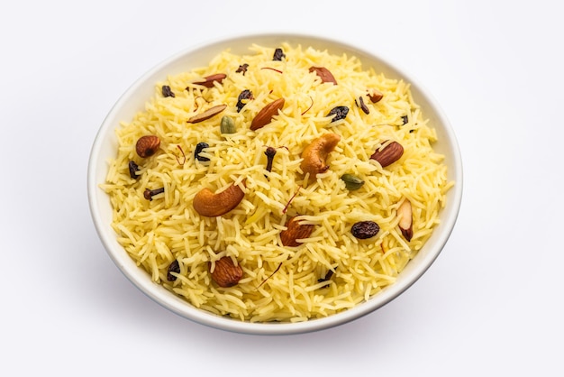 Caxemira modur pulao feito de arroz cozido com água com açúcar aromatizado com açafrão e frutas secas