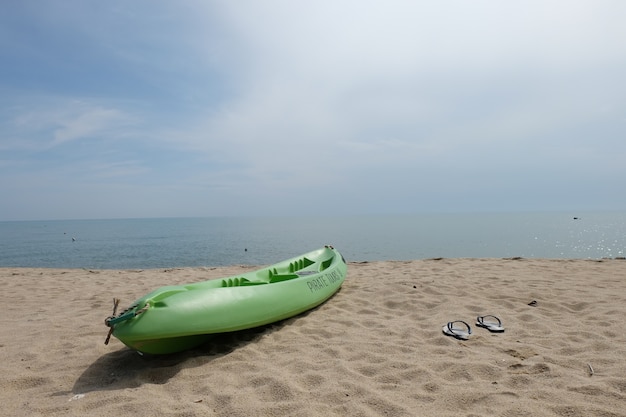 Cayak na praia com sapato