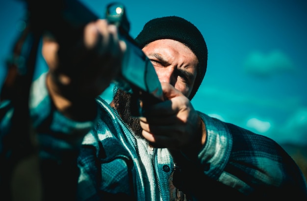Foto caza en américa cazador con escopeta arma en la caza cazador objetivo con mira láser vista colimante