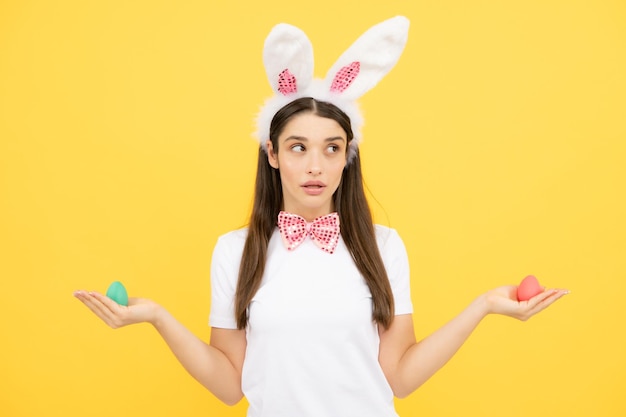 Caza de huevos de Pascua Atractiva chica sonriente alegre en orejas de conejo celebrando Pascua