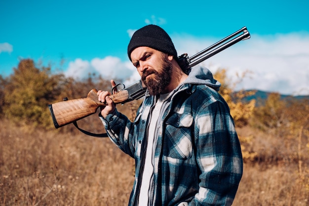 Foto cazador con escopeta a la caza. rifle de pistola.