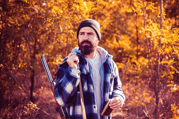 Cazador con escopeta en caza Temporada de caza de otoño Cazador en la temporada de caza de otoño Caza de otoño