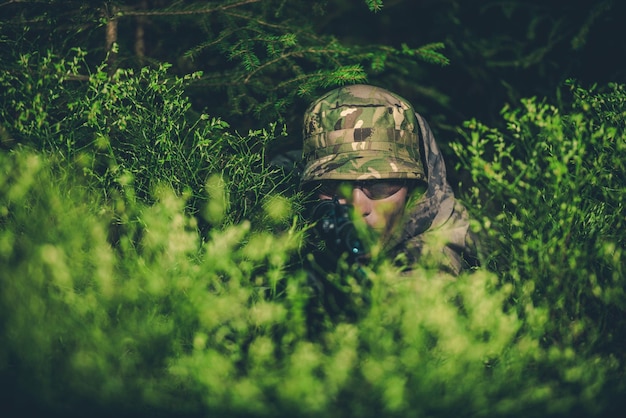 Un cazador furtivo camuflado en la caza