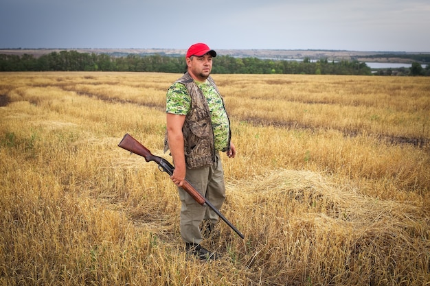 Cazador con una pistola en el campo.