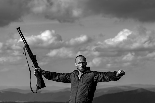 Foto cazador con su rifle al aire libre