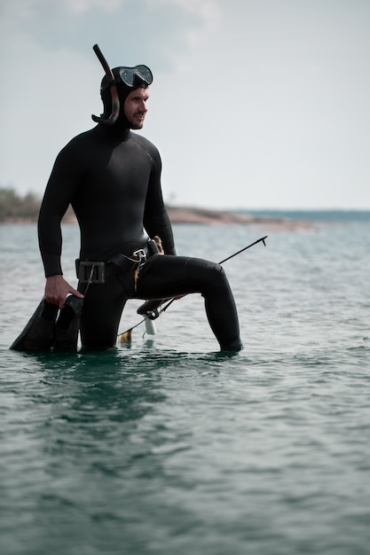 Cazador submarino en traje de neopreno.