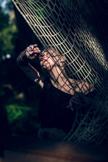 Cazadora femenina sosteniendo un cuchillo afilado esperando a su presa en el bosque