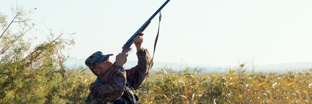 Cazadores con drathaar alemán y spaniel, caza de palomas con perros con chalecos reflectantes