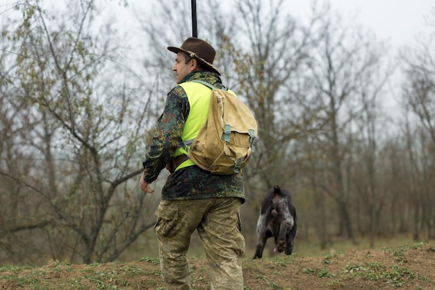 Cazadores con drathaar alemán y spaniel, caza de palomas con perros con chalecos reflectantes