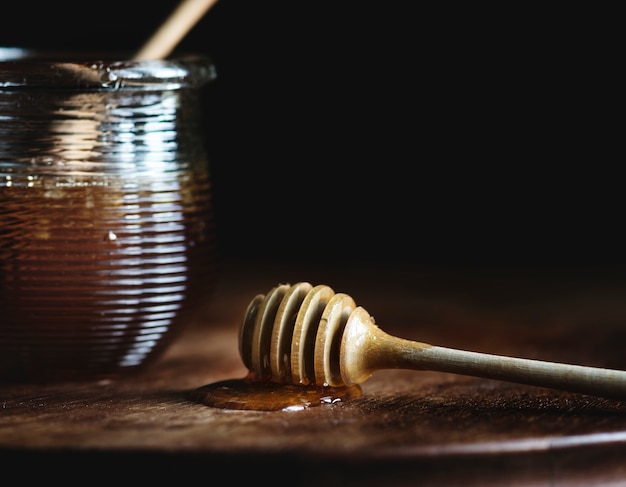 Cazo de miel en una idea de receta de fotografía de alimentos de mesa