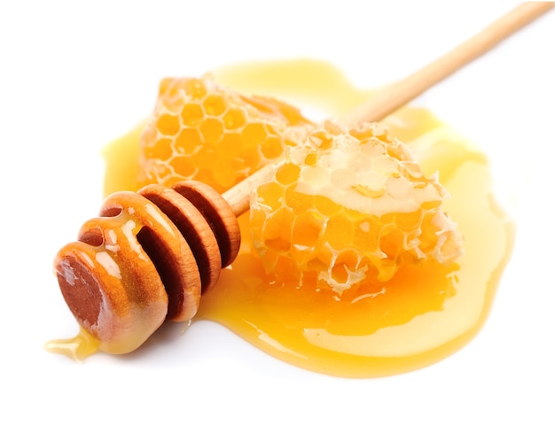 Cazo de miel con panal de cerca en blanco
