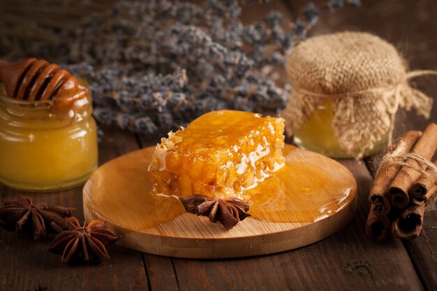 Cazo de miel y panal. nueces y manzanas con miel y nueces de varios tipos