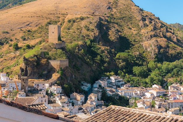 Cazorla Castle mit Blick auf die Stadt am Morgen