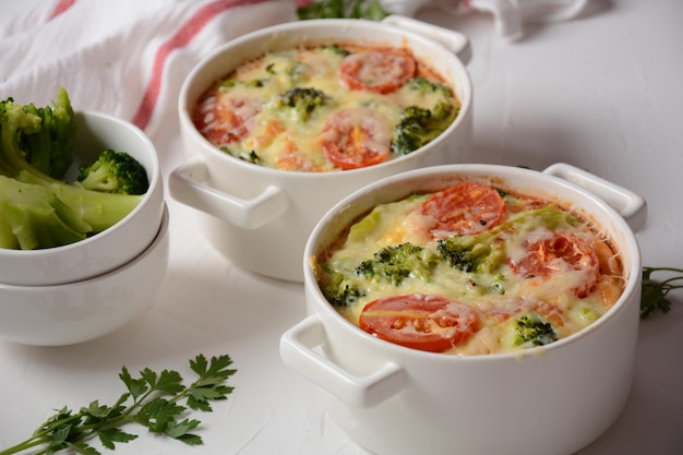 Cazuela de brócoli, queso y huevo en cocottes para hornear