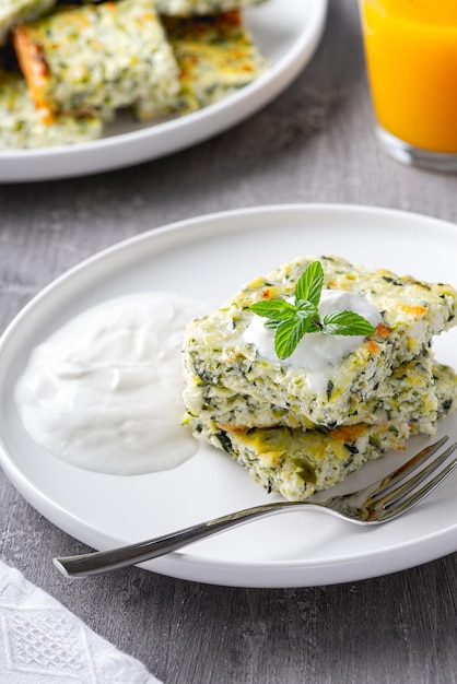 Cazuela de calabacín con queso y jugo de naranja