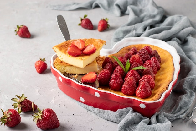 Cazuela de cuajada en forma de corazón decorada con fresas