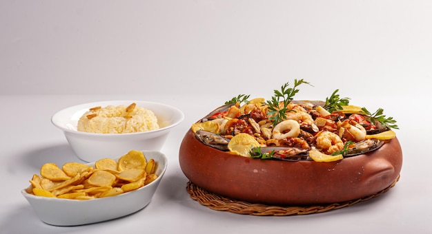 Foto cazuela de frutos do mar comida típica espanhola servida em panela de barro