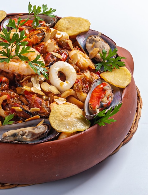 Cazuela de frutos do mar comida típica espanhola servida em panela de barro