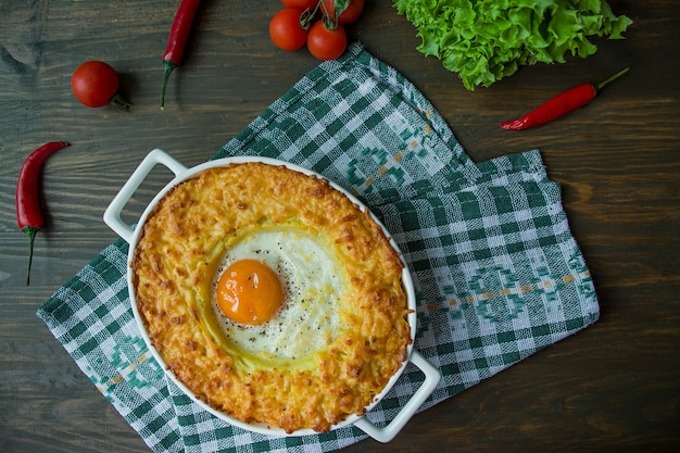 Cazuela de patatas con boloñesa.