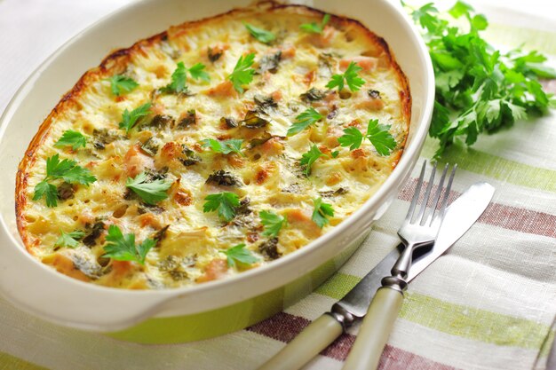 Cazuela de pechuga de pollo y coliflor en una fuente de cerámica