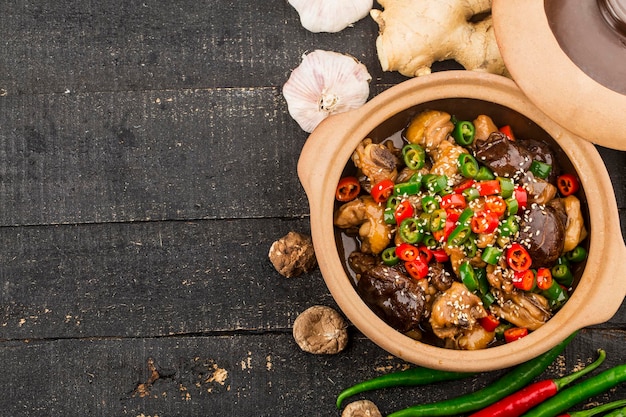 Cazuela de pollo con champiñones comida china