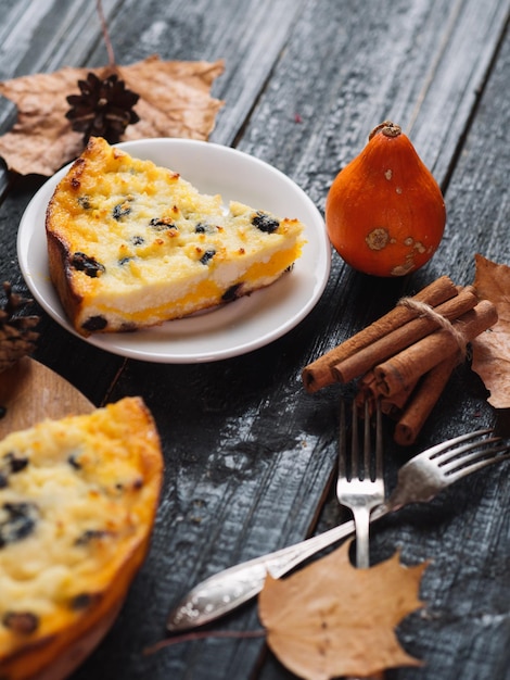 Cazuela de postre otoñal con relleno de calabaza