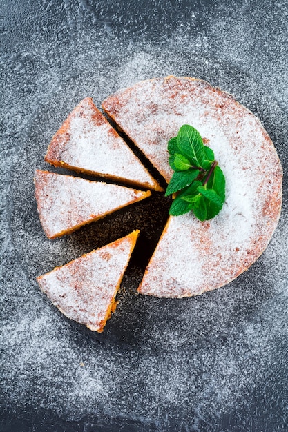 Cazuela de queso con calabaza y canela para desayunar sobre una mesa negra. Enfoque selectivo.