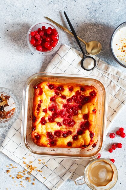 Cazuela de requesón al horno con grosellas rojas.