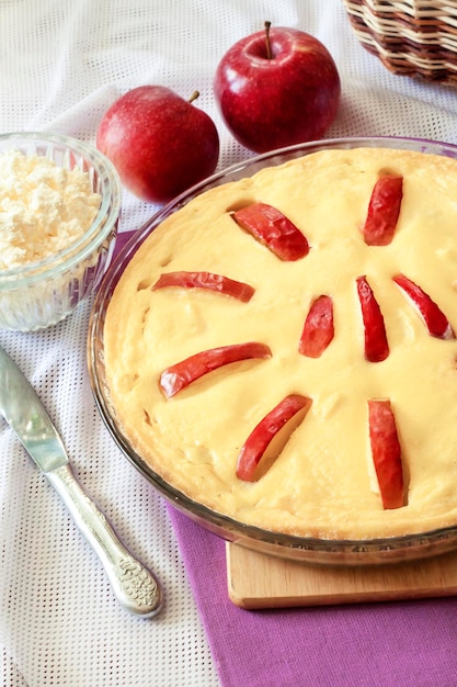 Cazuela de requesón dulce con manzanas y huevos camperos