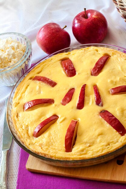 Cazuela de requesón dulce con manzanas y huevos de gallinas camperas