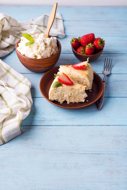 Foto cazuela de requesón con fresas